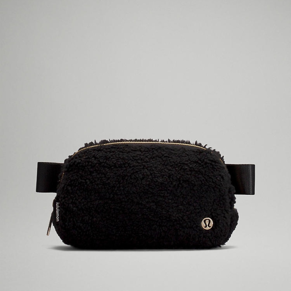 Everywhere Belt Bag FLEECE - Black/Gold
